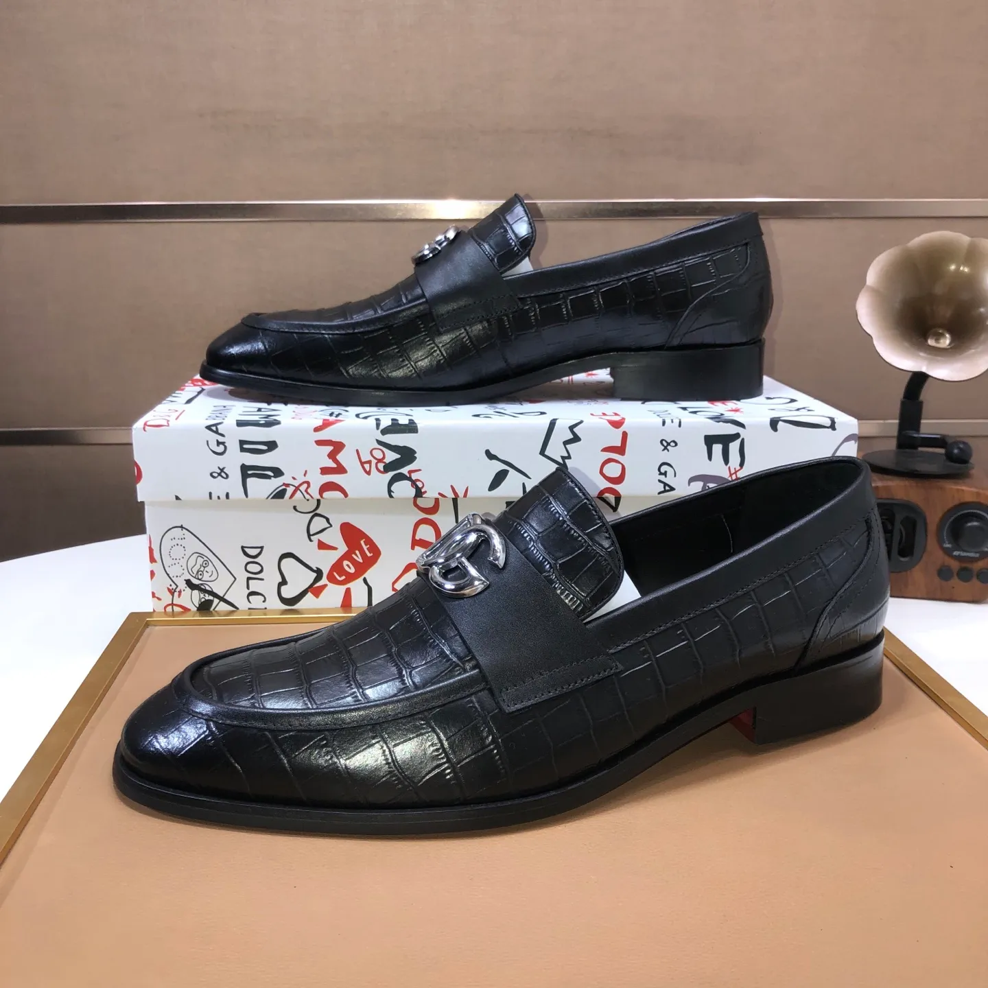 Ex-factory price 500💰DG top quality🔍🔍men's new leather shoes🚹Sold simultaneously at counters⚠Shoe uppers are imported cowhide from Italy, fully imported cowhide lining, imported accessories💪💪, completely 1⃣️ to 1⃣️replica🇮🇹 💪💪, ⚠Sole: The original sole is specially provided by the original factory, the exclusive movable molded sole is super comfortable, ⚠The original factory follows the order, 🔍🔍high quality, you can enter and exit the counter at will, welcome to compare ⚠Number of sizes: 38-44 (45 customized)